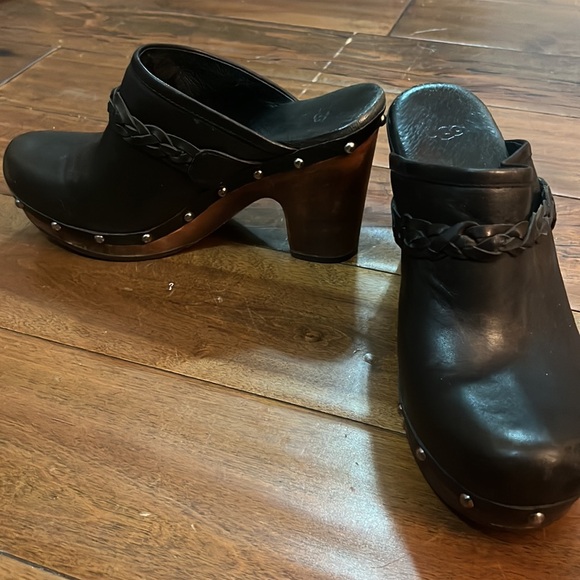 𝅺UGG Sz 8 Leather Wood Sole Round Studs Rivets Shearling Lined Heeled Clogs - Picture 4 of 4